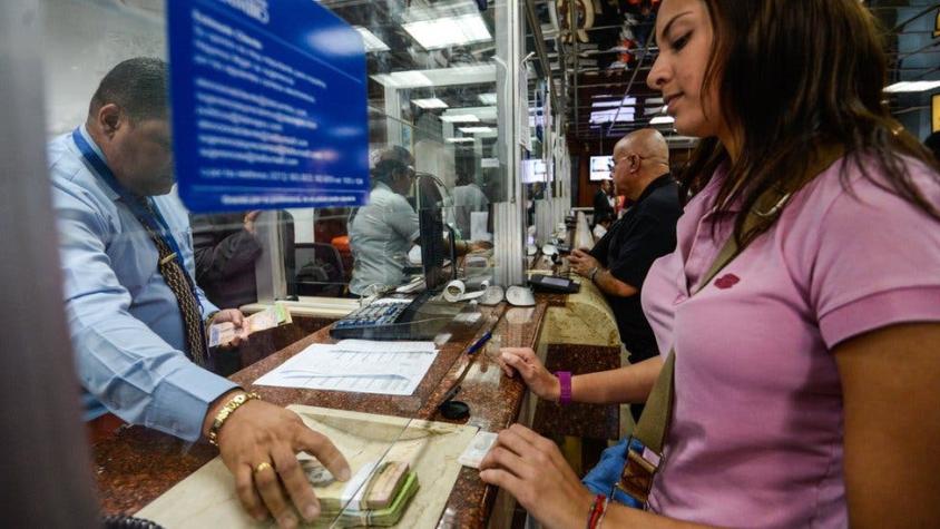 Cómo las remesas (y el mercado negro) están ayudando a familias venezolanas