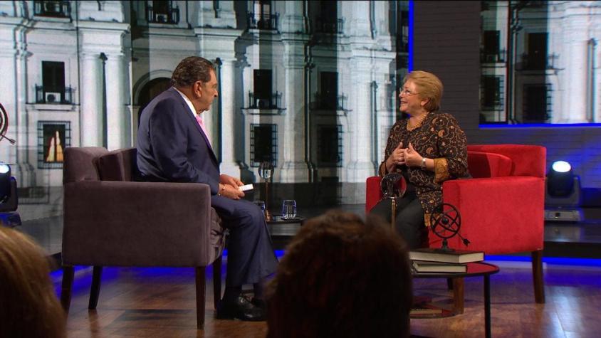 [VIDEO] Así fue la reacción de Bachelet por canción de "slash-slash"