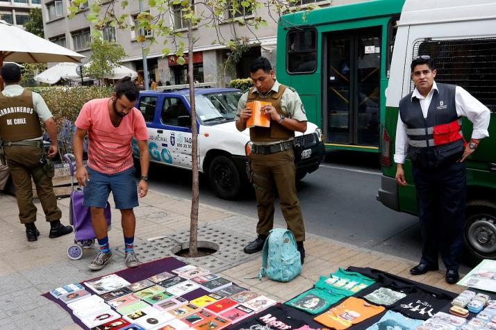 Municipalidad de Santiago comienza a multar a las personas que compren en el comercio ilegal