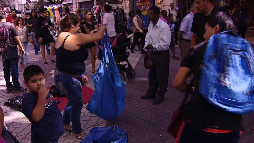[VIDEO] Municipalidad de Santiago multa a quienes compren en el comercio ambulante