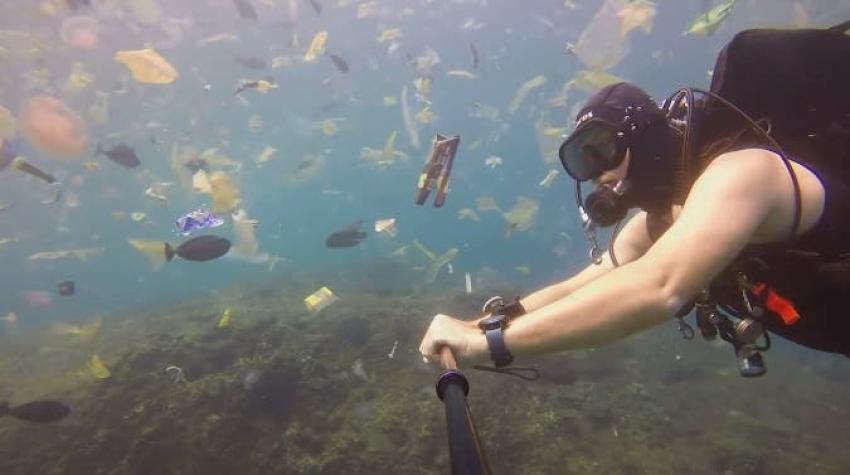 Buceador filma mar de basura en las aguas de Bali