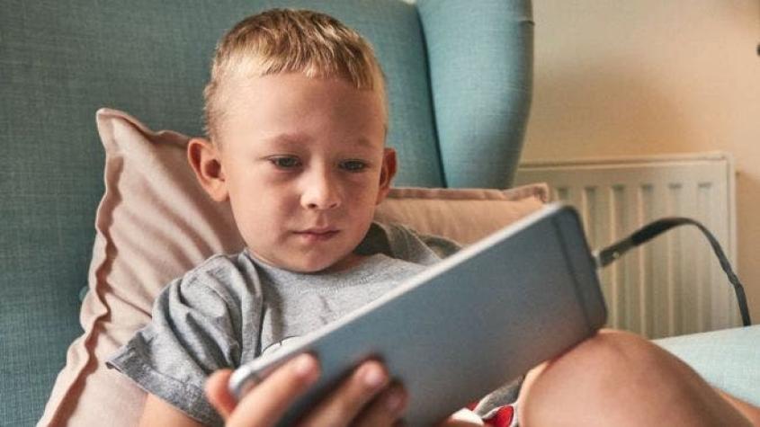 Comprar un móvil a un niño: a qué edad regalar un smartphone y