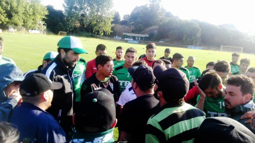 Hinchas interrumpen práctica de Santiago Wanderers para encarar a Córdova
