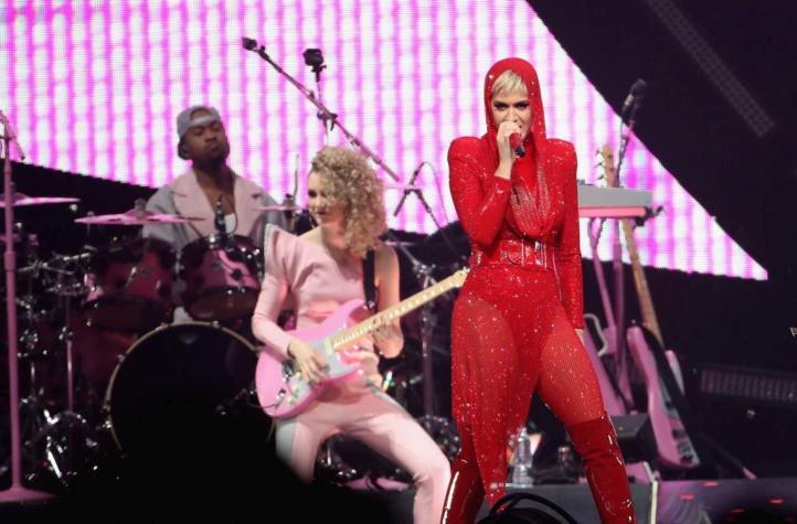 La accidentada aparición de los flamencos de Katy Perry en Chile