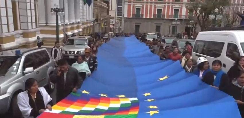 [VIDEO] Bolivianos despliegan la bandera más grande del mundo