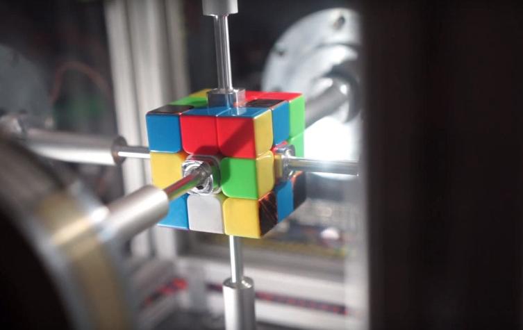 [VIDEO] ¡Armó un Cubo Rubik en  0,38 segundos! Pero fue un robot