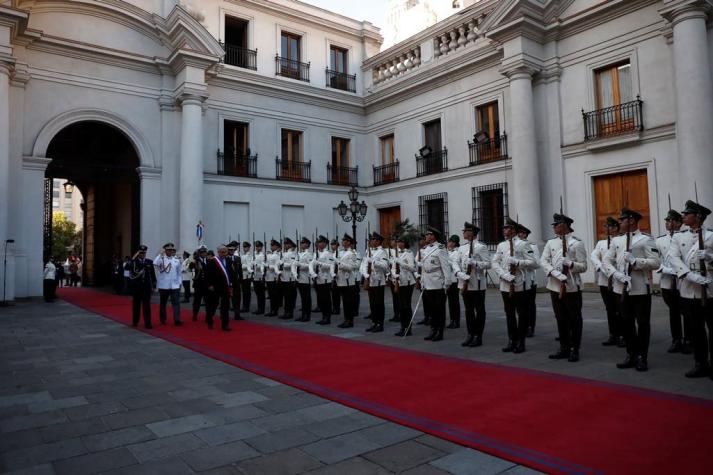 [VIDEO] Así recibió la guardia de Palacio al Presidente Piñera de regreso en La Moneda