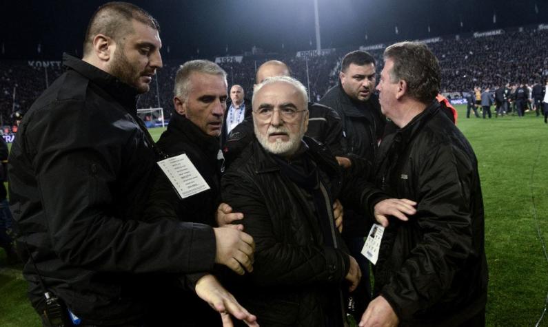 Presidente del PAOK de Grecia amenaza con pistola a un árbitro en medio de la cancha