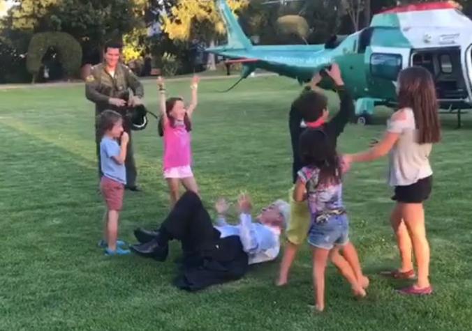 [VIDEO] Presidente Piñera termina en el suelo jugando con sus nietos