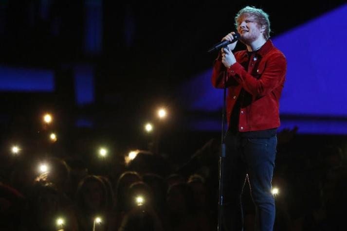 [VIDEO] Ed Sheeran sorprende a fanáticos con un concierto gratuito en la calle