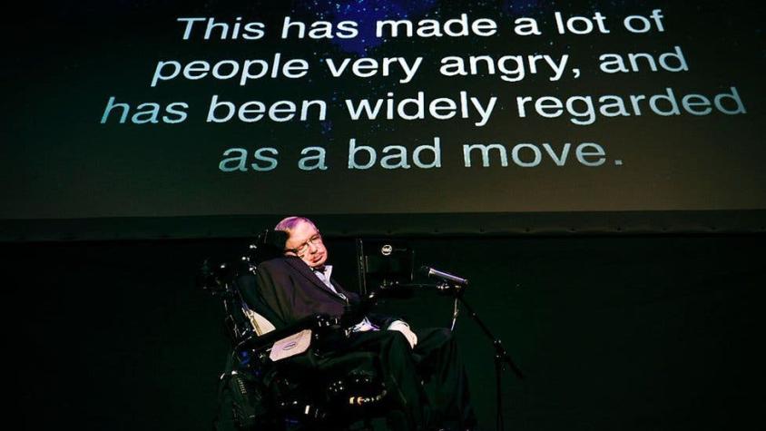 La vez que el físico británico Stephen Hawking reconoció que se equivocó (y perdió una apuesta)