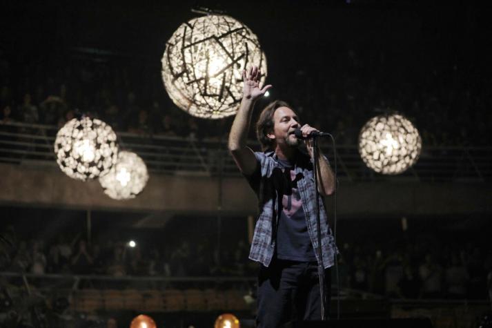Pearl Jam impacta con su show más 'íntimo' en Chile reuniendo a 17 mil personas en el Movistar Arena