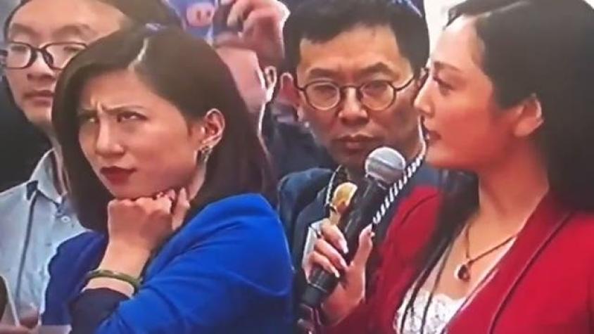 El video de una periodista china realizando sorprendentes gestos ante la cámara que se volvió viral