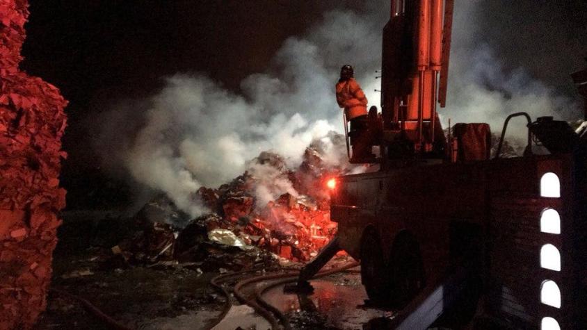 Incendio afecta a papelera en San Francisco de Mostazal