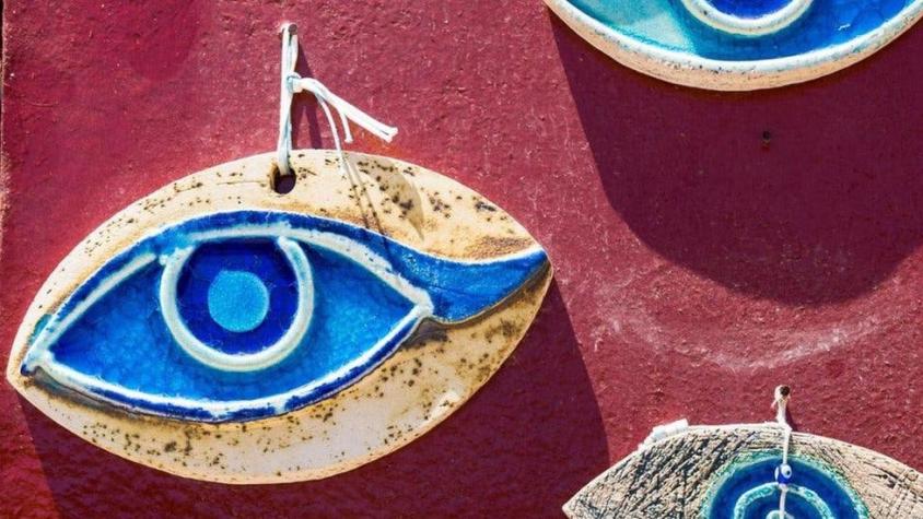 El curioso (y ancestral) origen del mal de ojo y de los amuletos que lo "curan"