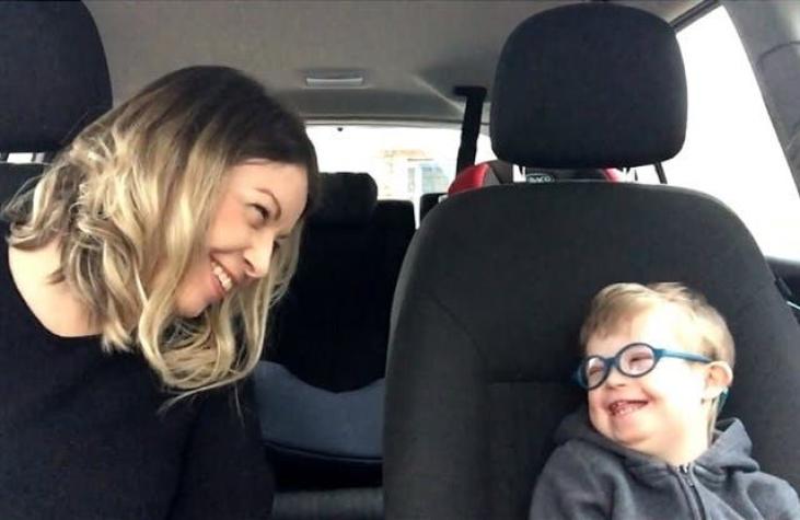 [VIDEO] 50 mamás y sus hijos con Síndrome de Down cantan en un emocionante Carpool Karaoke