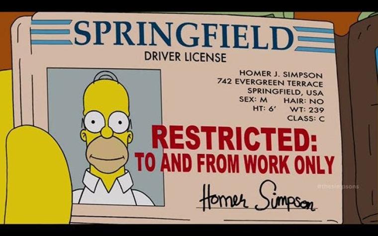 Conductor choca su auto en Reino Unido... portando una licencia de Homero Simpson