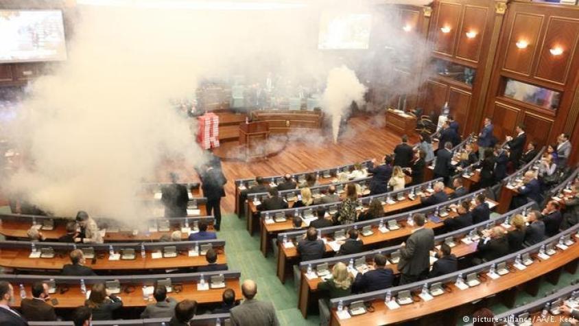 Diputados detenidos en Kosovo por lanzar gas en Parlamento