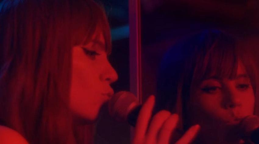 [VIDEO] Javiera Mena vuelve como una glamorosa cantante de night club en su single "Intuición"