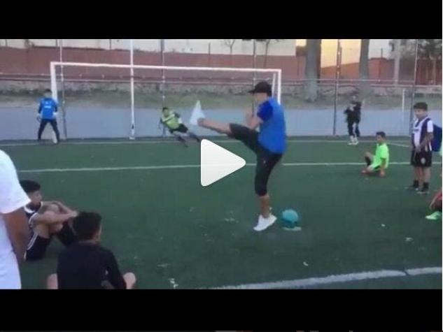 [VIDEO] Jugador de fútbol calle sorprende con la forma más creativa de lanzar un penal