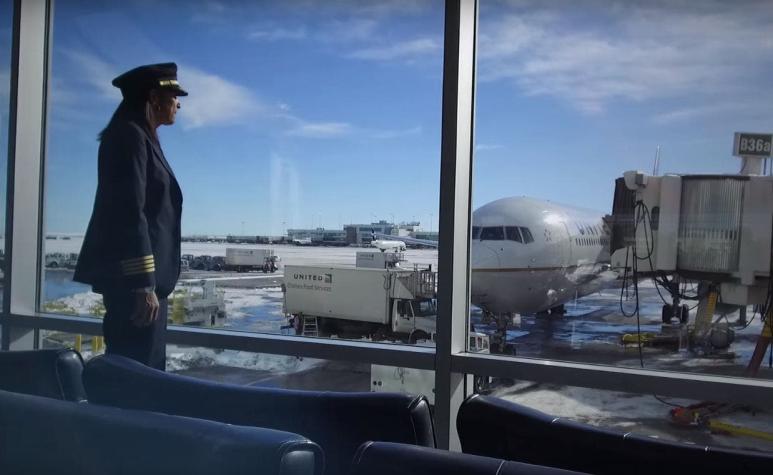 Milagro en el aire: United Airlines pagará 10 mil dólares a una pasajera