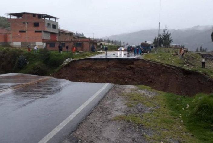 [VIDEO] Impactante deslizamiento de tierra "devora" una carretera en Perú
