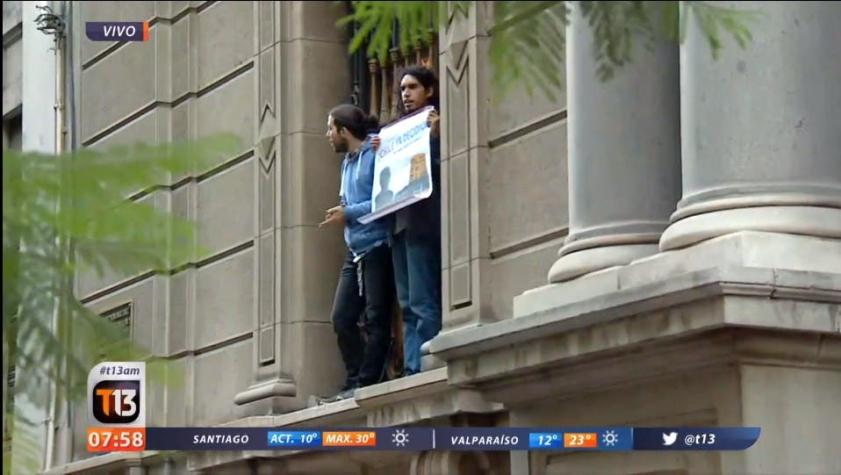 [VIDEO] Estudiantes se encadenan en el TC en la antesala del fallo por lucro en universidades