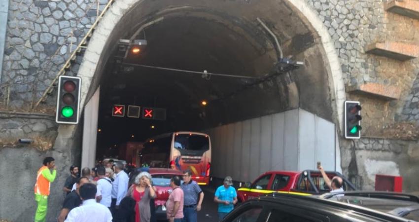 [VIDEO] Gran congestión en túnel Zapata por incendio de bus