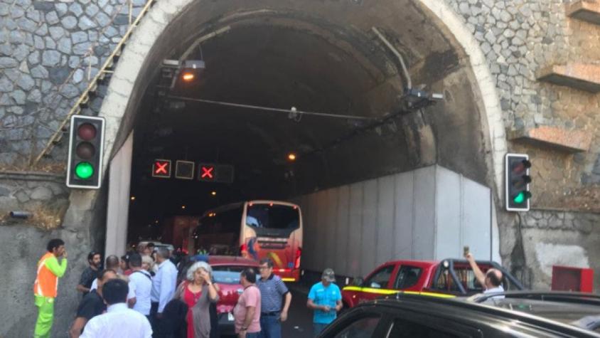 Carabineros informa que túnel Zapata aún se encuentra cerrado por incendio de bus