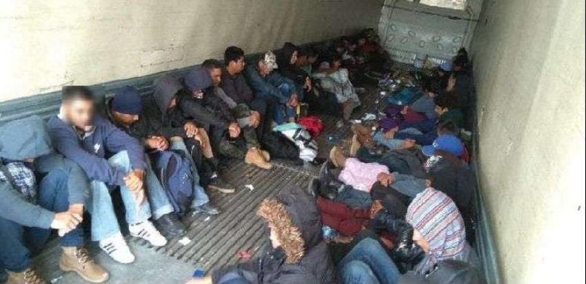 Policía descubre a 136 migrantes centroamericanos hacinados en un camión en México