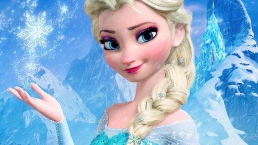 [VIDEO] Una princesa Elsa sale al rescate de un furgón policial y se vuelve viral