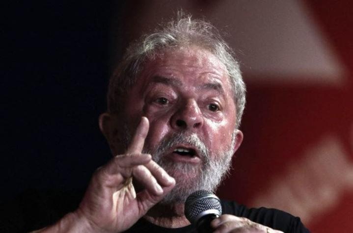 Decenas de militantes impiden a Lula entregarse a la policía