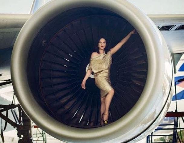 [FOTO] Daniela Vega publica espectacular imagen dentro de la turbina de un avión