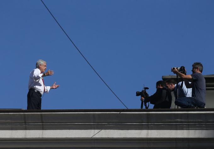 [FOTOS] Presidente Piñera sorprendió grabando video en el techo de La Moneda