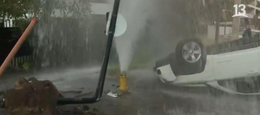 [VIDEO] Volcamiento de auto daña grifo en Las Condes