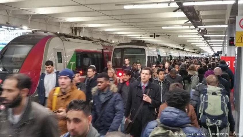 Francia vive un segundo día de huelga de trenes