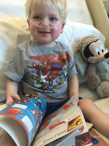 Dylan, el niño de 4 años que estuvo a punto de ser desconectado, pero le ganó al cáncer