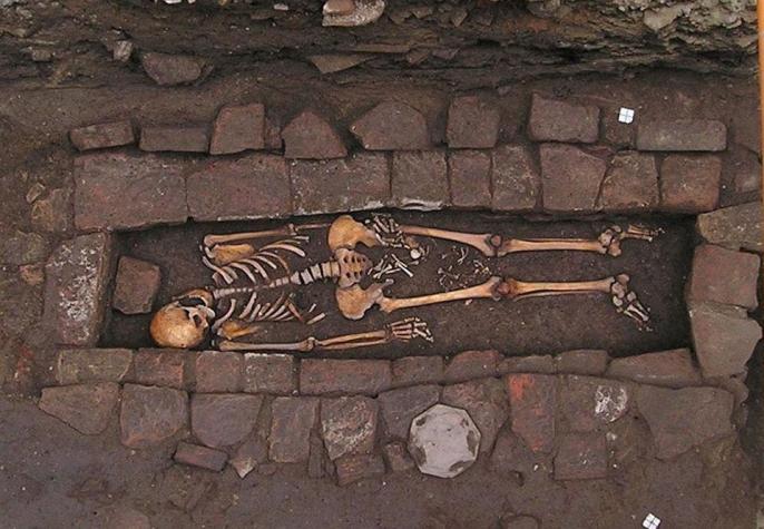 El misterio que rodea el hallazgo del esqueleto de una mujer que habría tenido un "parto de ataúd"
