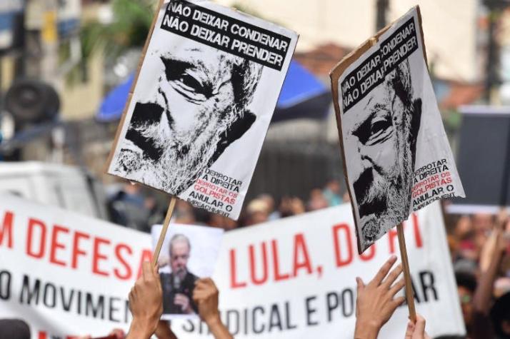 Lula participa en una misa antes de su eventual entrega a la justicia