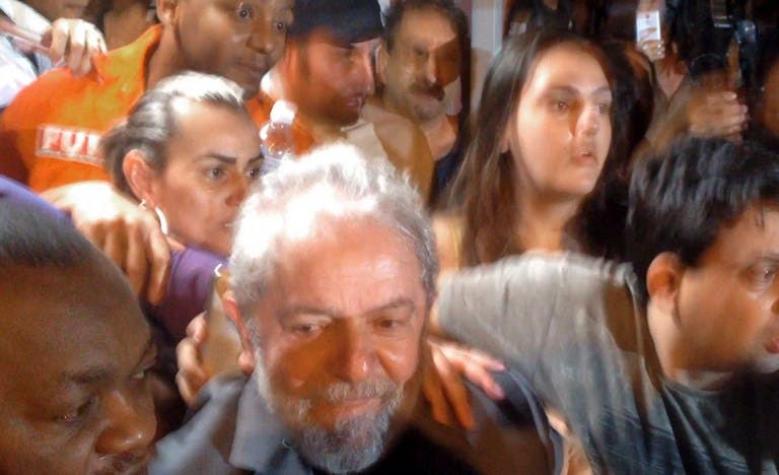 Abogado de Lula asegura que el ex mandatario se encuentra "bien" pero "indignado" en prisión