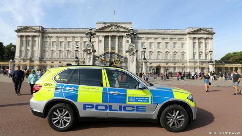 Policía registra camioneta "sospechosa" frente a Buckingham
