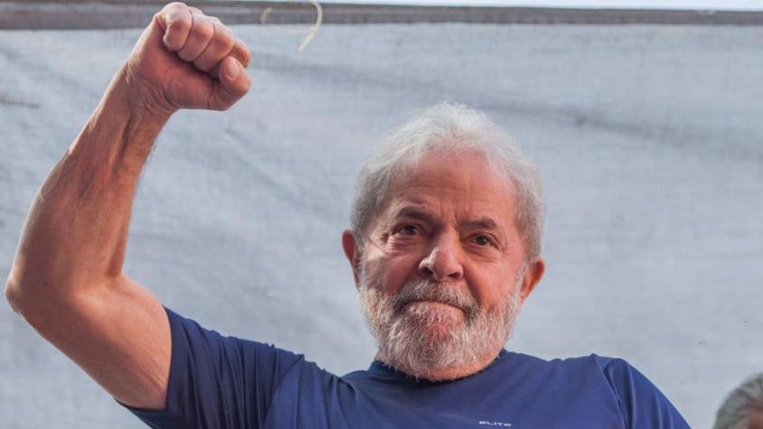 Tras la prisión, Lula pierde votos pero sigue liderando carrera presidencial