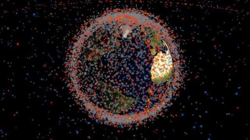 El fascinante mapa que muestra todos los satélites y la basura espacial que orbitan la tierra