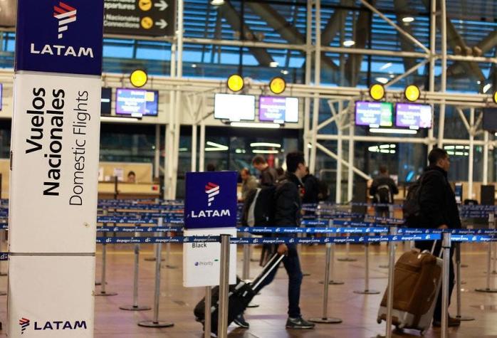 Sernac oficia a Latam por cancelación y cambios en vuelos tras huelga