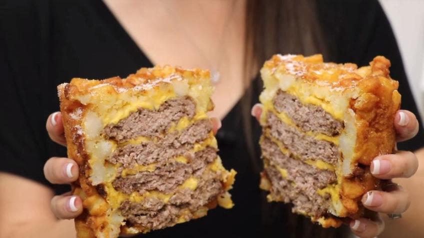 Youtubers descubren el sueño culinario: una hamburguesa con queso envuelta en papas fritas