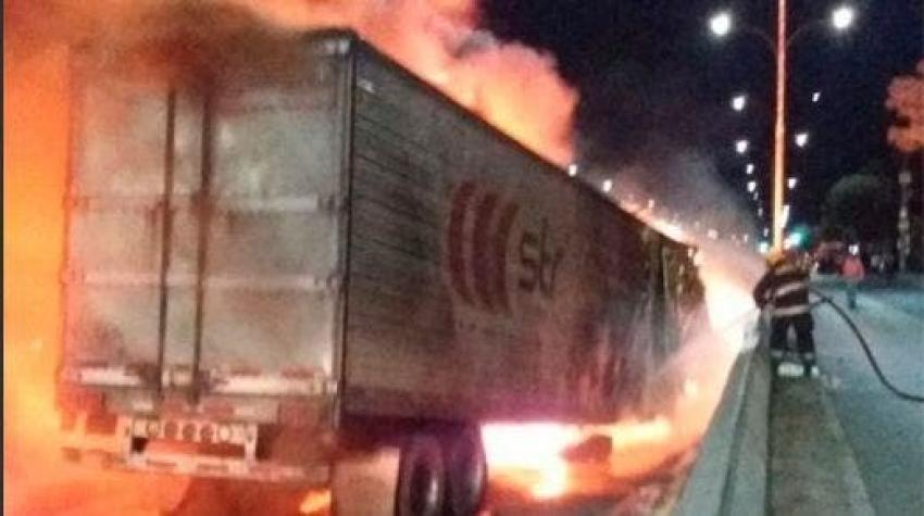 [VIDEO] Camión se incendia en la ruta 5 sur y genera congestión vehicular