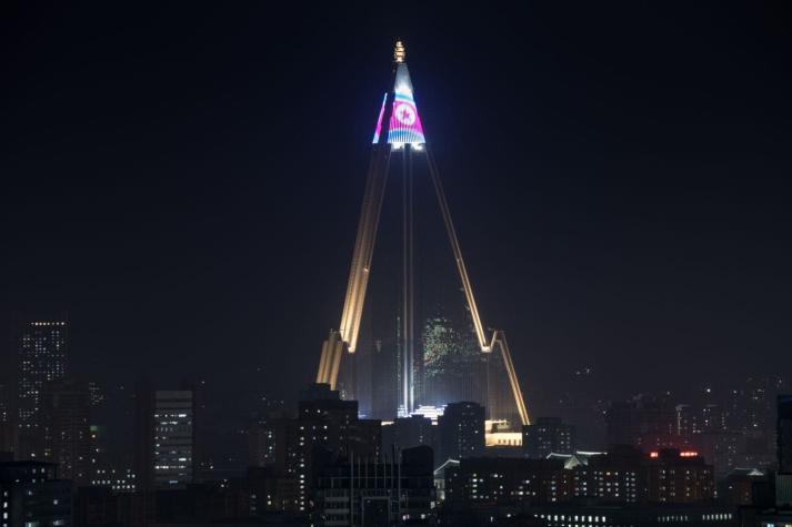 [VIDEO] Ryugyong: El "hotel fantasma" de Corea del Norte que sorprendió con luces en su interior
