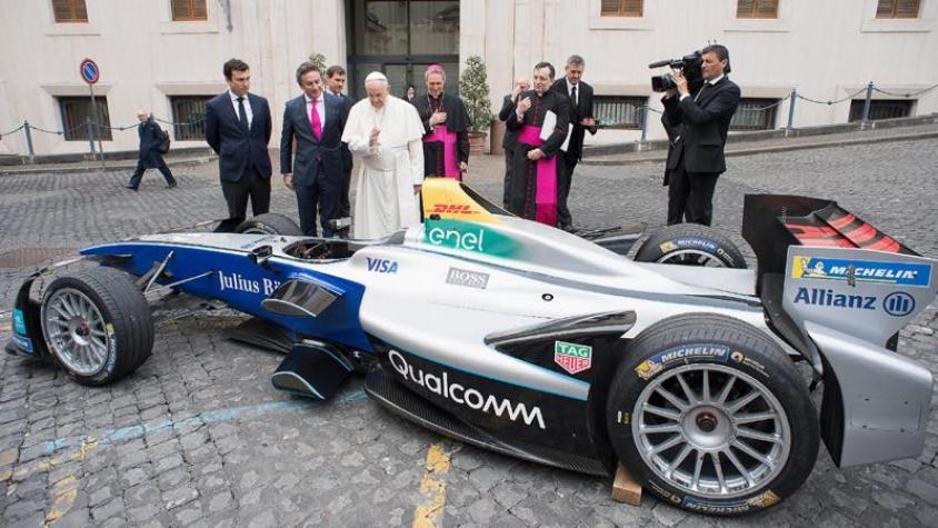 Papa Francisco bendice un monoplaza eléctrico de la Fórmula E en Roma