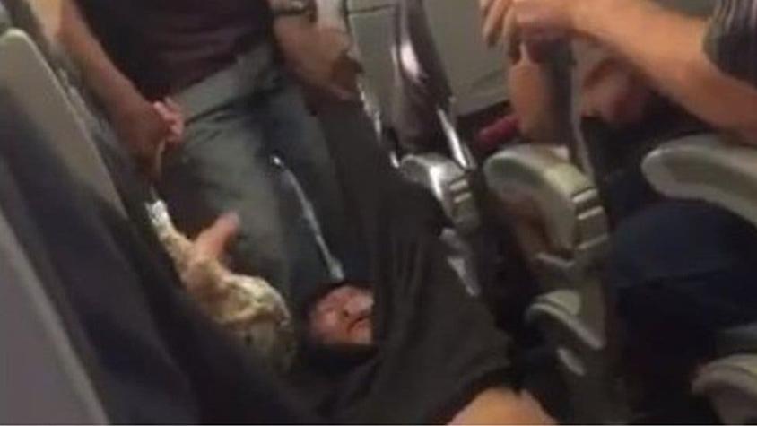 Demanda de funcionario despedido tras sacar a la fuerza a pasajero de un vuelo de United Airlines