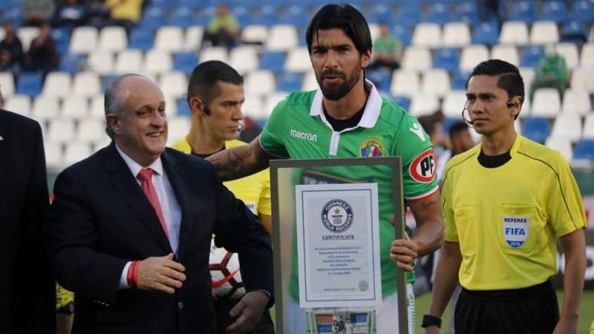 “Loco” Abreu recibe premio Guinness por llegar a 26 clubes en su carrera con Audax
